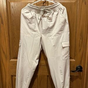 EUC Women’s  Cream Cargo Pants